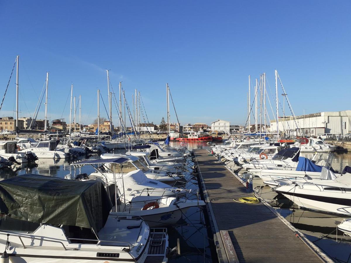 60sqm 2 bedroom, 1 private bathroom Apartament in Aeroportul Fiumicino Exterior foto