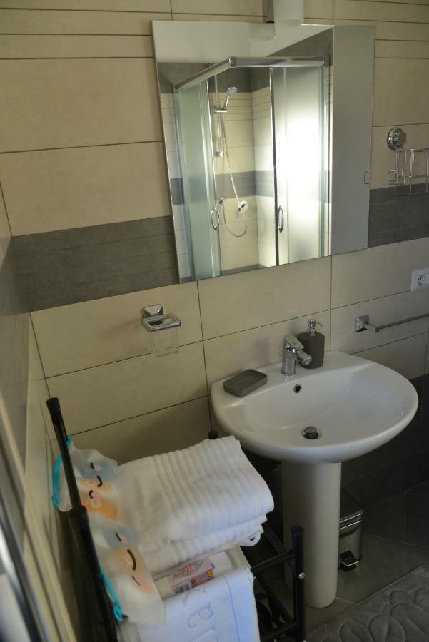 60sqm 2 bedroom, 1 private bathroom Apartament in Aeroportul Fiumicino Exterior foto